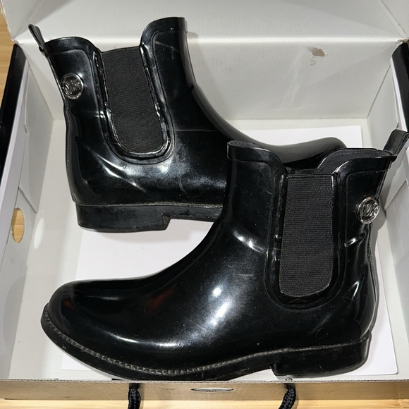 🔥🔥🔥Michael Kors Black Short Rubber Rainboots - Picture 3 of 8